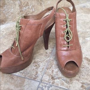 BCBG OPEN TOE, LIKE NEW SZ 10